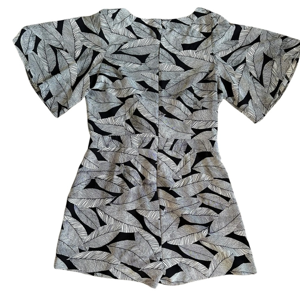 LOFT black & white leaf pattern criss cross front flutter sleeve romper size 10 - Picture 7 of 8